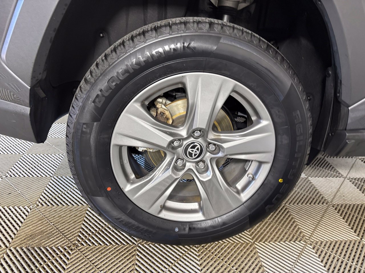 Used 2024 Toyota RAV4 LE AWD/4WD image 30