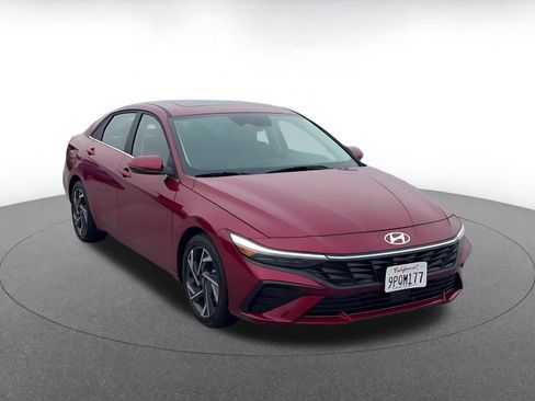 Used 2025 Hyundai Elantra Limited image 3