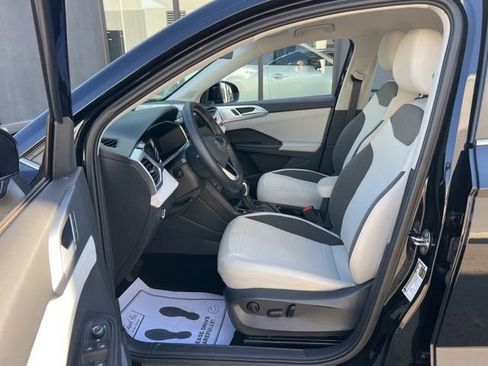 Certified 2025 Volkswagen Taos SE image 30