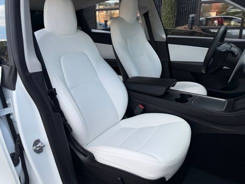 Used 2022 Tesla Model Y Long Range image 34