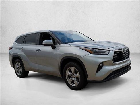 Certified 2024 Toyota Highlander LE image 3