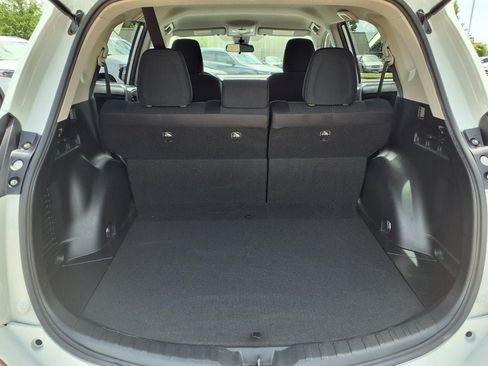 Used 2018 Toyota RAV4 LE FWD image 12