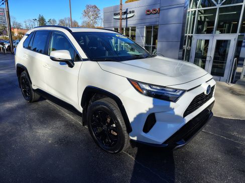 Used 2022 Toyota RAV4 SE image 4