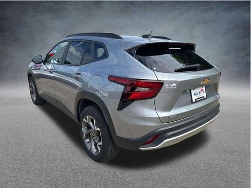 Used 2025 Chevrolet Trax LT w/ LT Convenience Package FWD image 7