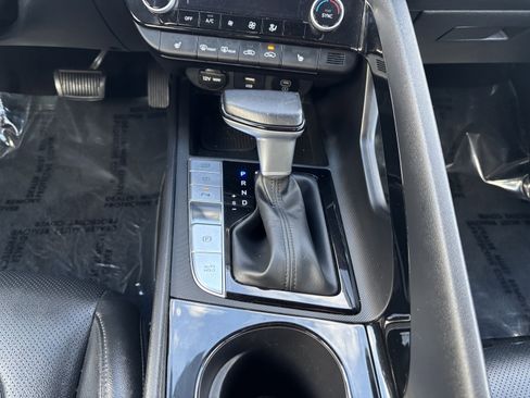 Used 2024 Hyundai Elantra Limited image 18