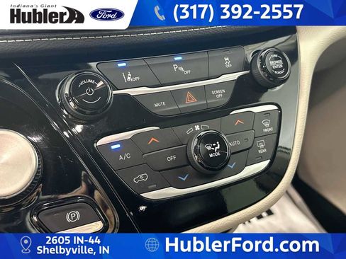 Used 2024 Chrysler Pacifica Limited FWD image 19