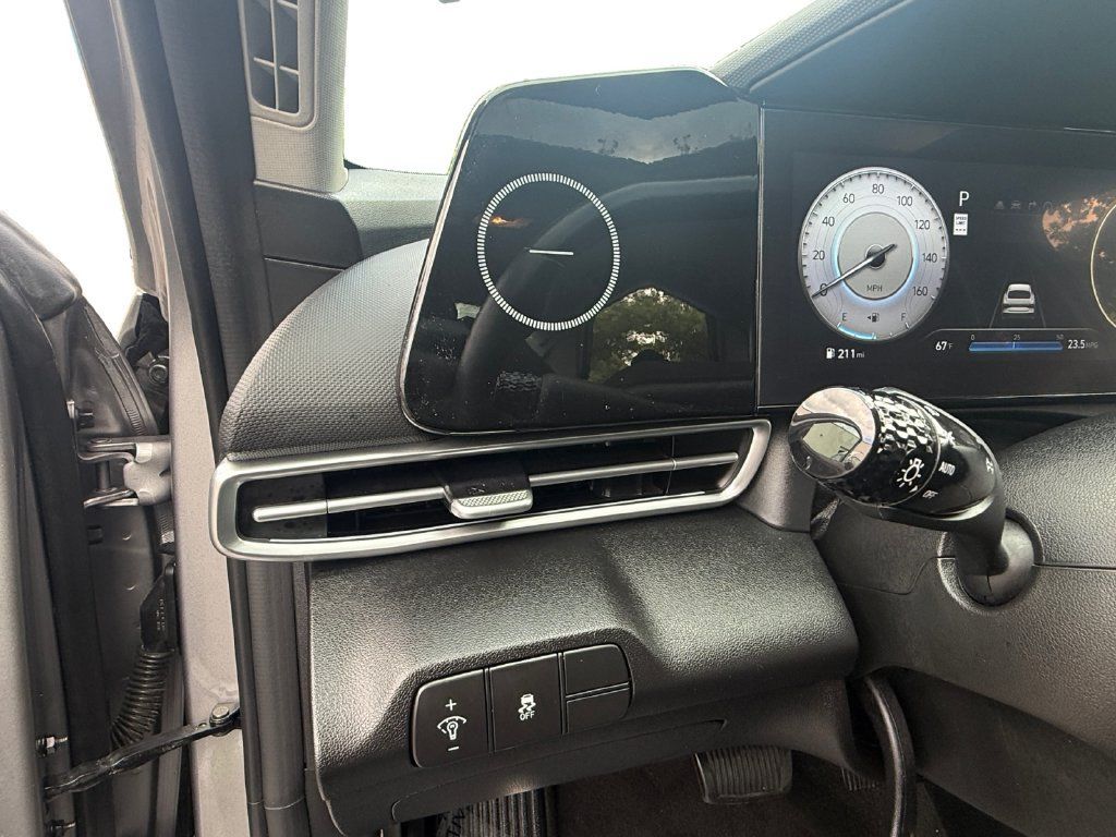Used 2025 Hyundai Elantra SEL FWD image 13