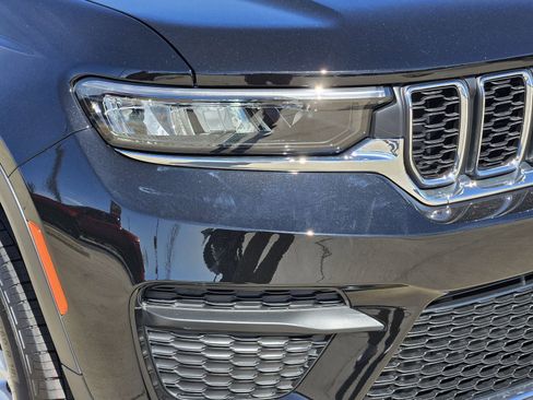 New 2026 Jeep Grand Cherokee Laredo image 8