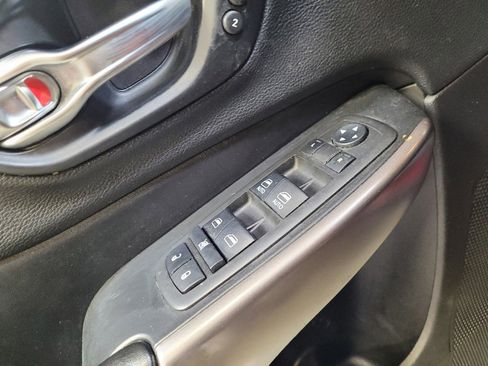 Used 2019 Jeep Cherokee Limited FWD image 27
