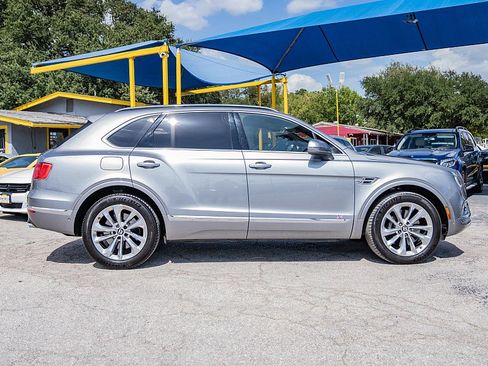 Used 2017 Bentley Bentayga image 4