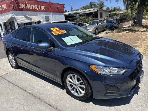 Used 2019 Ford Fusion SE FWD image 1