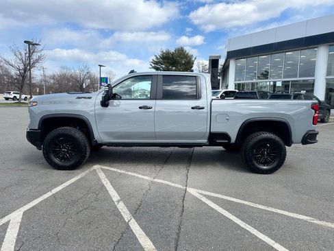 Used 2025 Chevrolet Silverado 2500 ZR2 w/ Technology Package image 2