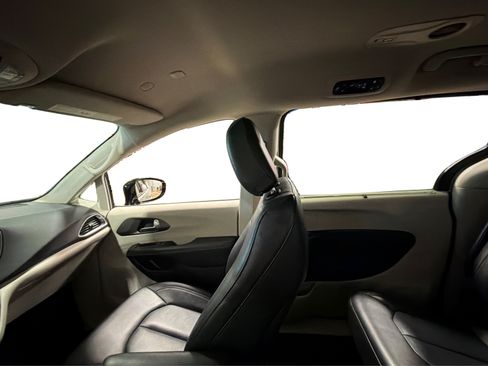 Used 2024 Chrysler Pacifica Touring-L FWD image 41
