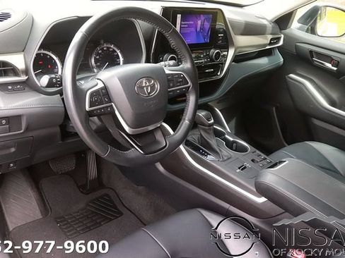 Used 2023 Toyota Highlander XLE FWD image 13