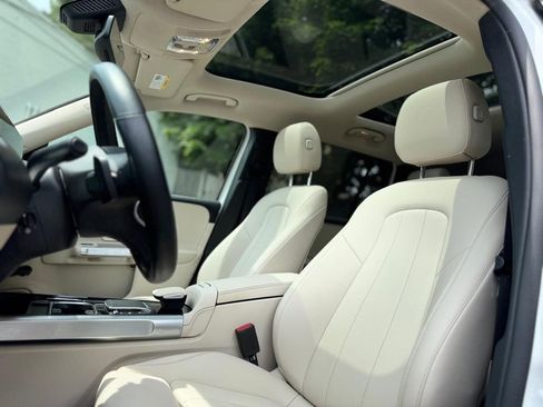 Used 2023 Mercedes-Benz GLB 250 4MATIC w/ Premium Package image 20