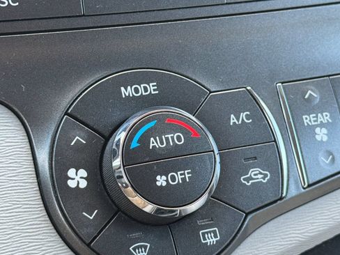 Used 2014 Toyota Sienna LE FWD image 29