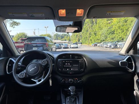 Used 2025 Kia Soul LX w/ LX Technology Package FWD image 28