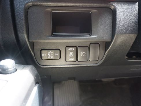 Used 2018 Toyota Tacoma TRD Sport AWD/4WD image 4
