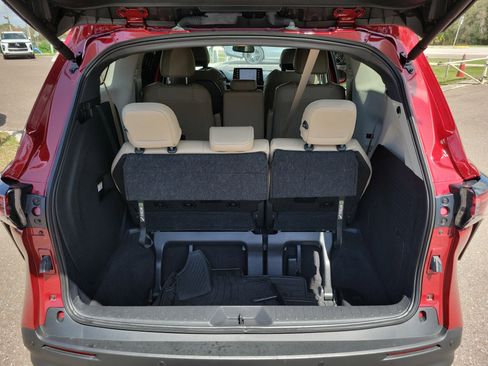 Used 2024 Toyota Sienna XLE image 31