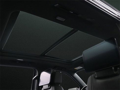 Used 2022 Chevrolet Suburban RST w/ Luxury Package image 23