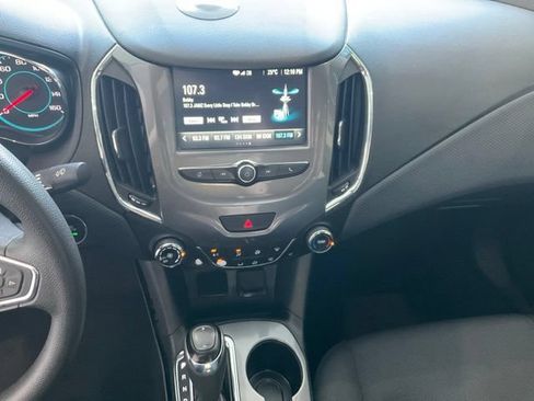 Used 2018 Chevrolet Cruze LT w/ Convenience Package FWD image 12