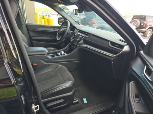 Used 2024 Jeep Grand Cherokee L Altitude image 7