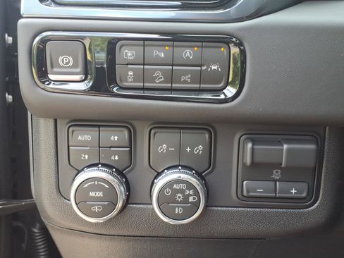 New 2026 GMC Yukon AT4 Ultimate AWD/4WD image 17