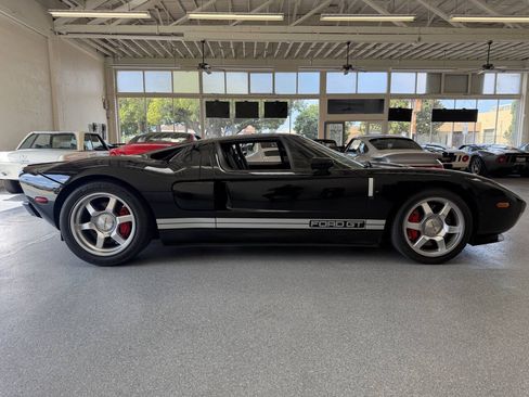 Used 2005 Ford GT RWD image 15