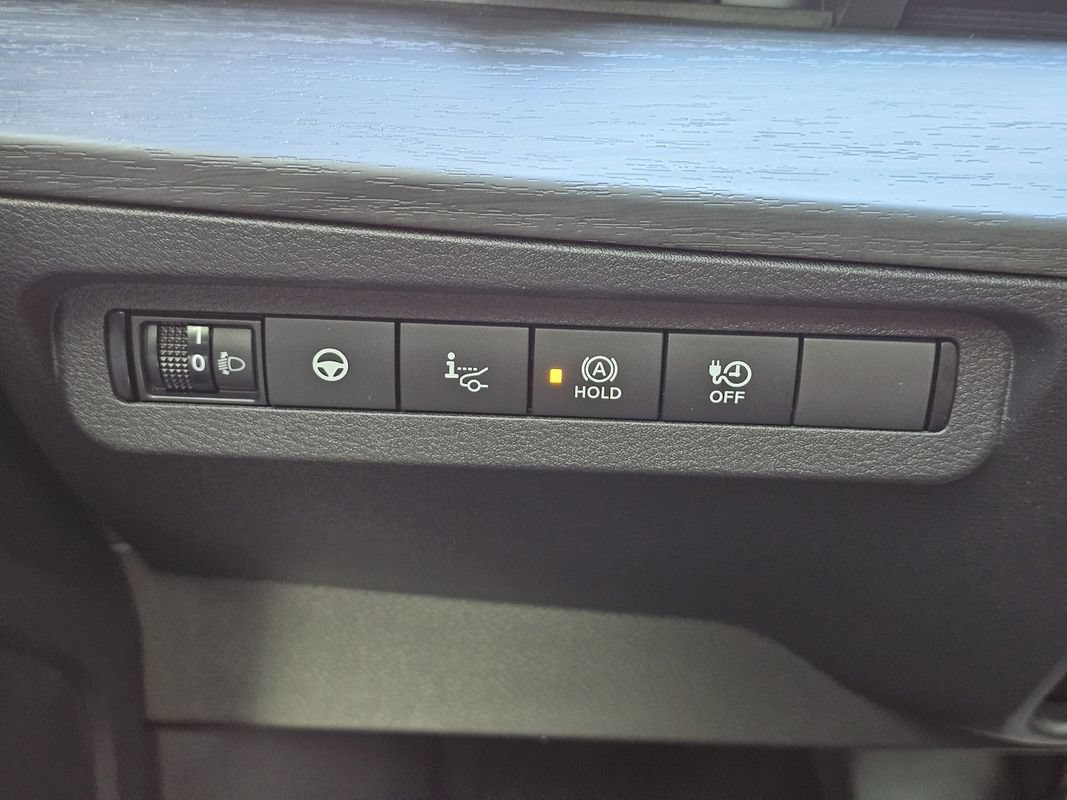 Used 2024 Nissan Ariya AWD image 32