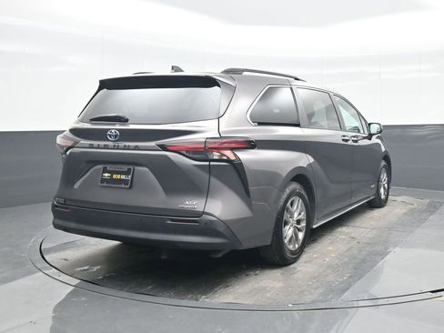 Used 2021 Toyota Sienna XLE image 6