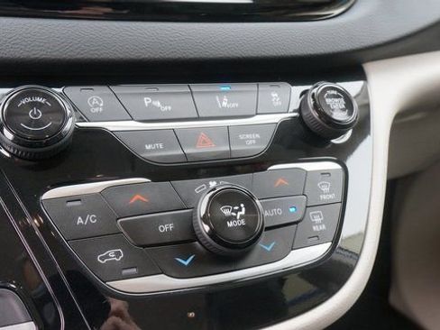 Used 2024 Chrysler Pacifica Touring-L image 18