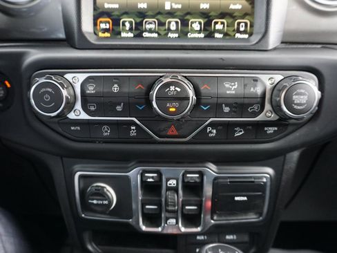 Used 2018 Jeep Wrangler Unlimited Sahara AWD/4WD image 17