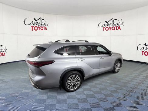Used 2025 Toyota Highlander Platinum AWD/4WD image 3
