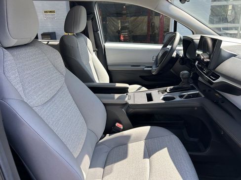 Used 2025 Toyota Sienna LE AWD/4WD image 21