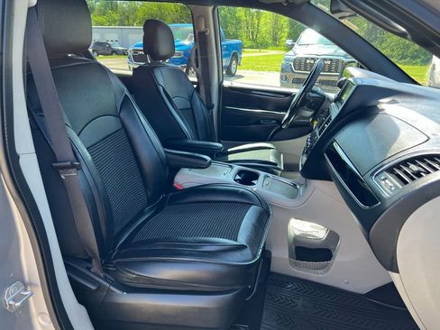 Used 2018 Dodge Grand Caravan SXT FWD image 11