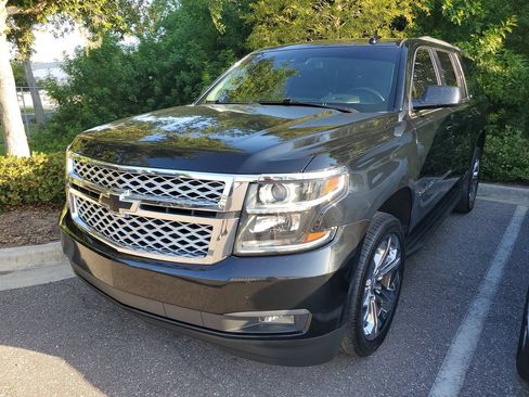Used 2019 Chevrolet Suburban LT w/ Luxury Package RWD image 2