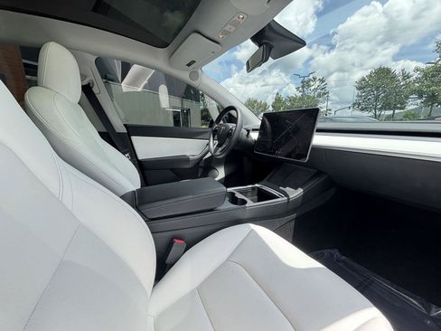 Used 2021 Tesla Model Y Long Range AWD/4WD image 17
