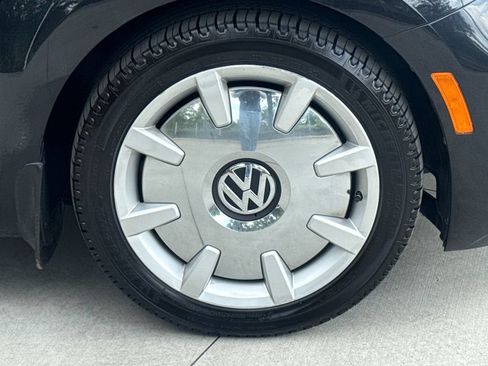 Used 2018 Volkswagen Beetle 2.0T SE FWD image 11