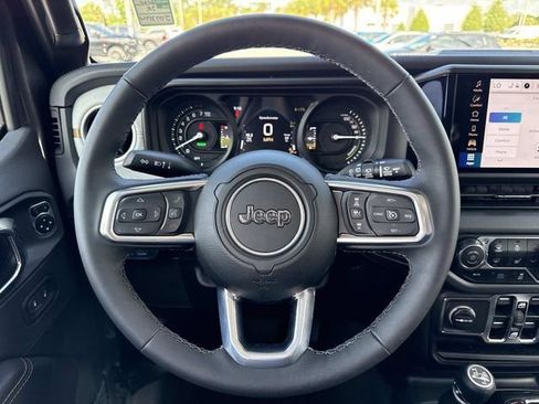 Used 2025 Jeep Wrangler Unlimited Sahara AWD/4WD image 15