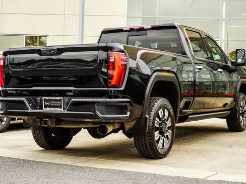 Used 2024 GMC Sierra 2500 Denali Ultimate w/ Max Trailering Package AWD/4WD image 12