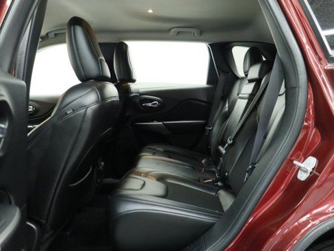 Used 2019 Jeep Cherokee Latitude Plus FWD image 28