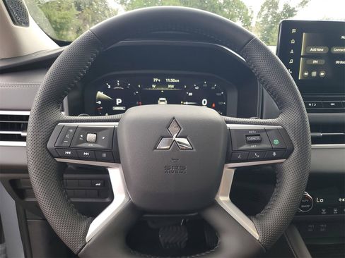 New 2025 Mitsubishi Outlander SE image 11