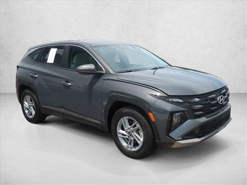 Certified 2025 Hyundai Tucson SE FWD image 3
