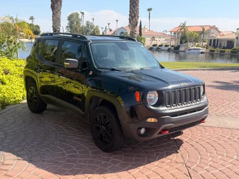 Used 2018 Jeep Renegade Trailhawk w/ Popular Equipment Group AWD/4WD image 25