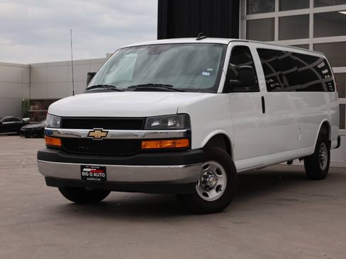 Used 2025 Chevrolet Express 3500 LT w/ LT Preferred Equipment Group RWD image 3