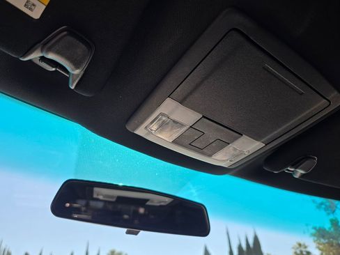 Used 2017 Ford Explorer XLT image 39