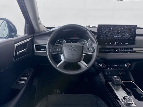 Used 2025 Mitsubishi Outlander SE FWD image 3