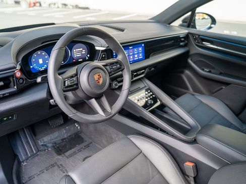 Used 2025 Porsche Macan Electric image 4