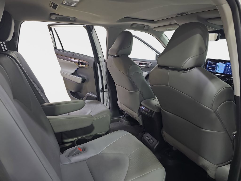 Used 2022 Toyota Highlander Limited w/ Protection Package #3 (TMS) AWD/4WD image 13