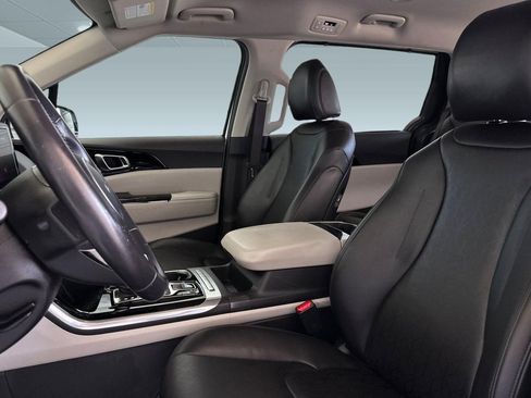 Used 2024 Kia Carnival EX FWD image 30